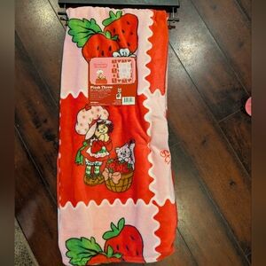 Strawberry Shortcake Super Soft Plush Throw Blanket Red Multi 50 in x 60 in New